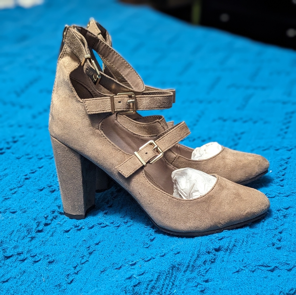 Breckelle's Tan Suede Heels